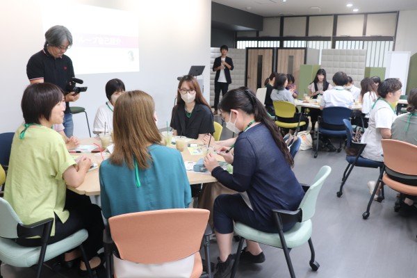 テーブルに座って複数人で歓談している様子