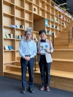 萩原なつ子が芸術文化観光専門職大学を訪問した様子