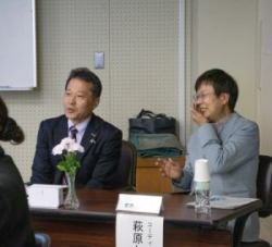 萩原なつ子が登壇している写真