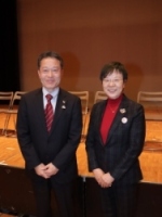 一見勝之さんと萩原なつ子の写真