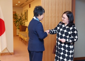 シラ・カッコラ フィンランド女性協会連合事務局長が上川陽子外務大臣と握手している写真