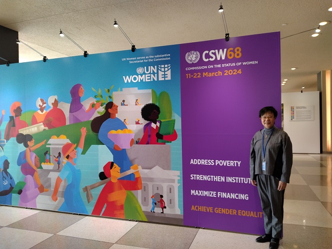 CSW68のバナーの前に立つ萩原なつ子の写真