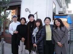 8. Taking a photo with staff members of “Healthy Cafe Nora”