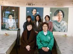 4. With Ms. Yuko Ohtoge, representative of Michi-no-Eki Menuma, taking a commemorative photo in front of panels of Japanese pioneer women.