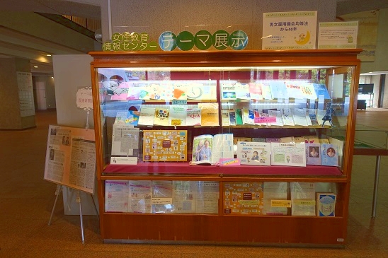本館１階展示ケースの正面
