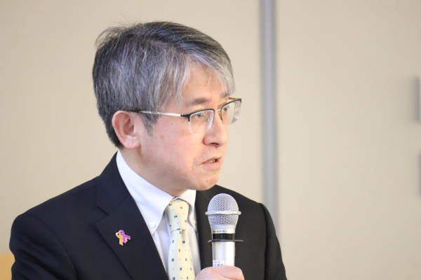 鈴木準さんが講演している写真