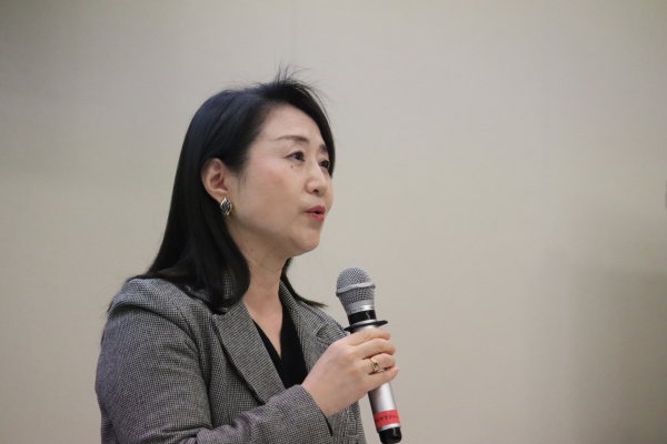 矢田内閣総理補佐官が挨拶している写真