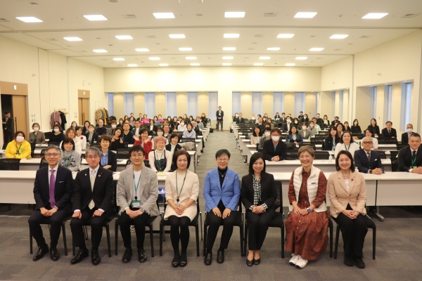 登壇者・参加者の集合写真