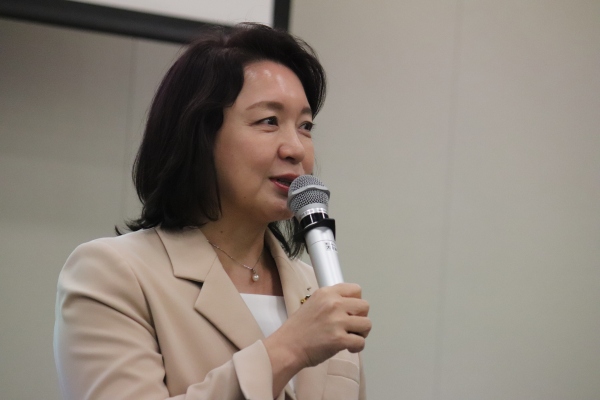 竹谷とし子参議院議員（公明党代表代行）が挨拶している写真