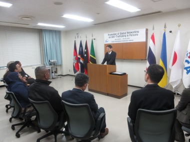 閉講式で挨拶するNWEC理事