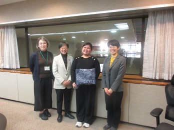 萩原理事長、研究国際室員との記念撮影