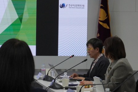 登壇する萩原理事長