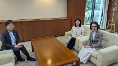 小会議室のソファに座った三原大臣、友納政務官、萩原なつ子の写真