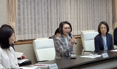 三原大臣が話している写真